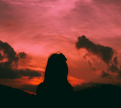 Silueta De Una Mujer Durante El Amanecer