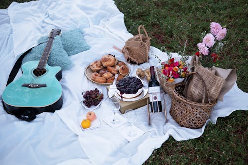 Kostnadsfri bild av akustisk gitarr, blommor, bröd
