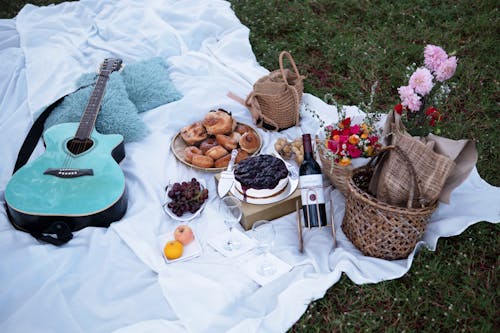 Gratis arkivbilde med akustisk gitar, blomster, brød