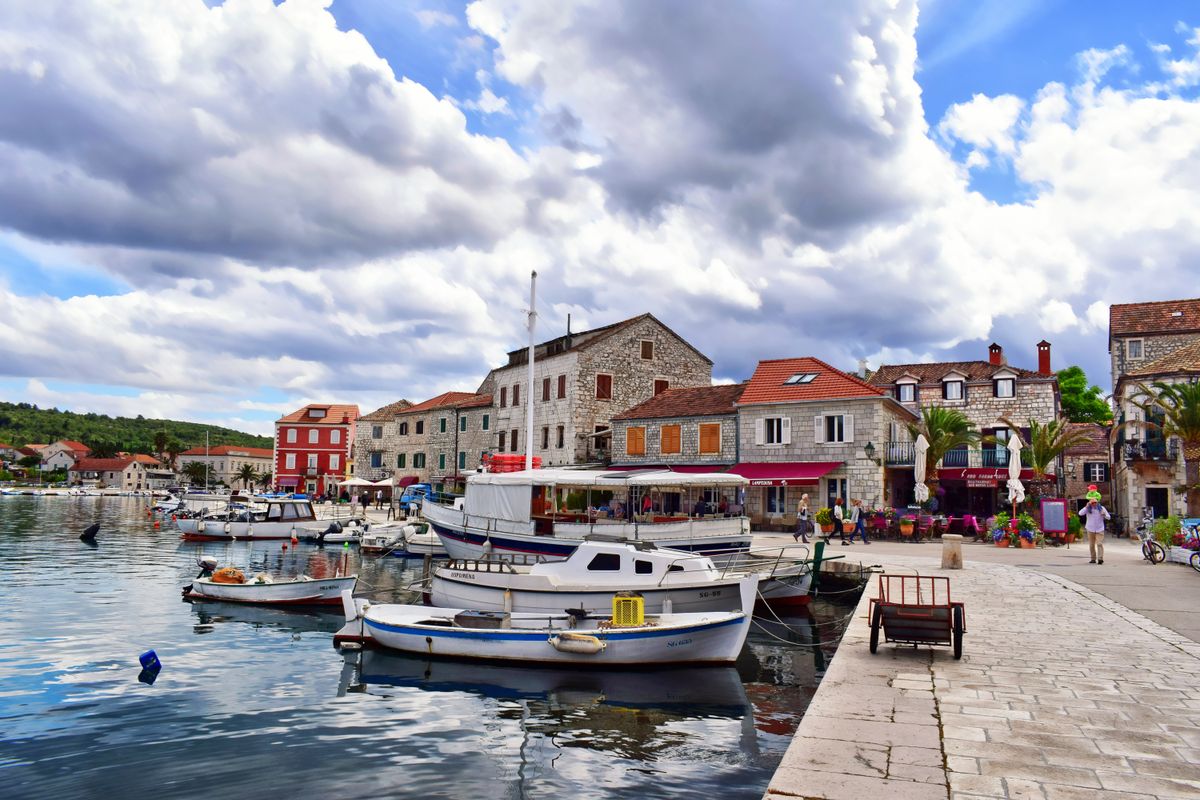 Port cu barci ancorate pe coasta dalmata