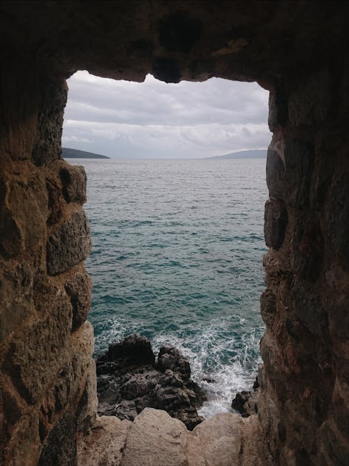 Foto d'estoc gratuïta de cova, formació rocosa, mar