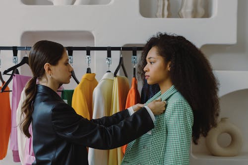 チェック柄のブレザーを着たアフロヘアの女性