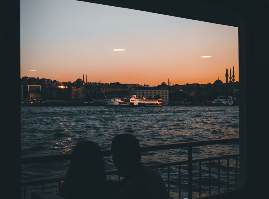 Online dating: starting a conversation on a niche platform