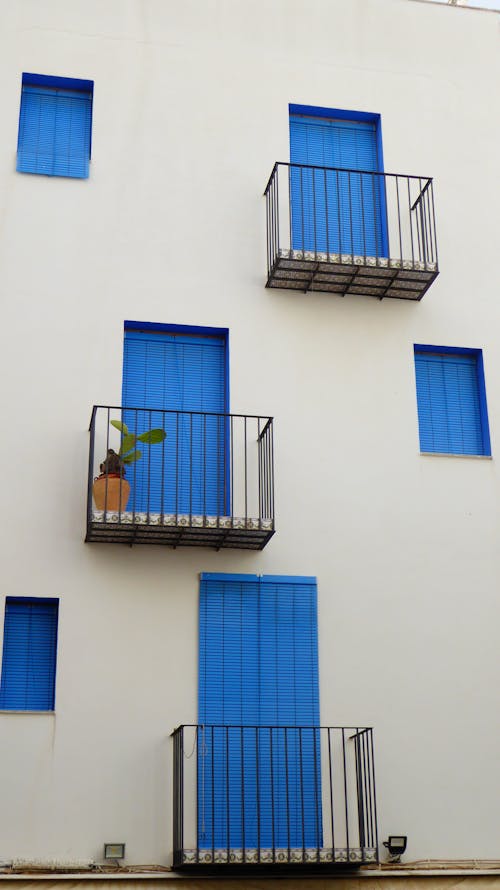 Бесплатное стоковое фото с вертикальный выстрел, голубой, дверь