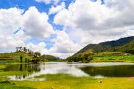 菲律宾博科德宁静的湖泊、郁郁葱葱的稻田和山区背景，构成了令人惊叹的景观