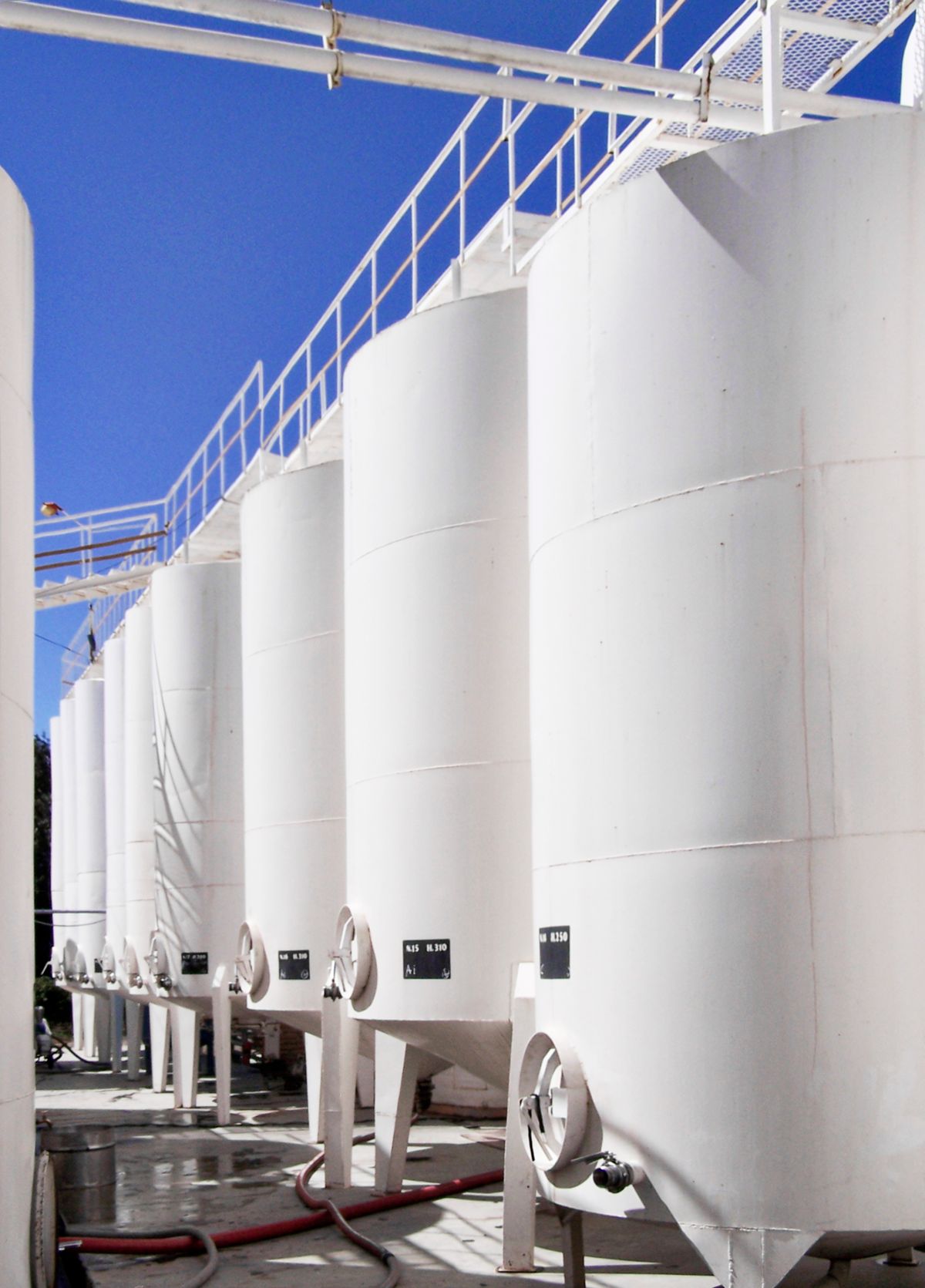 Outdoor white storage tanks for bulk fuel ethanol handling and dispatch