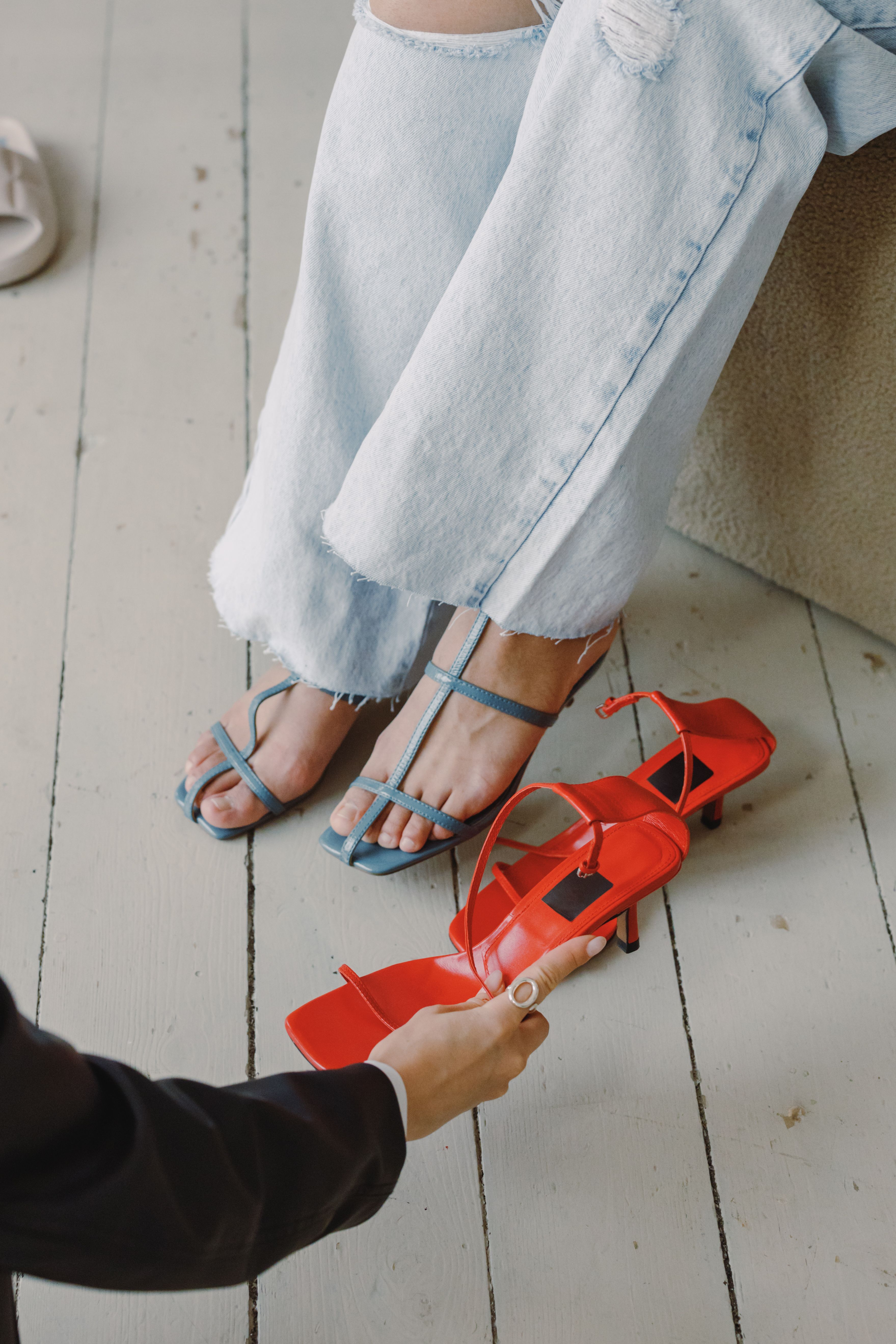 Sandalias en probador de moda