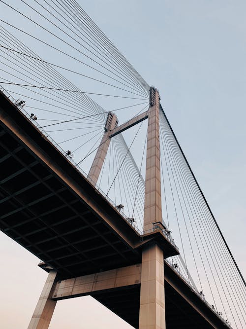 Foto stok gratis bidikan sudut sempit, jembatan gantung, langit kelabu