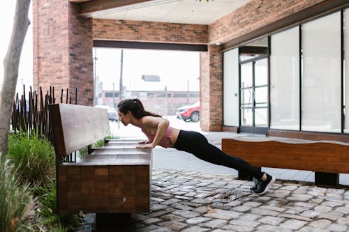 Una Donna In Canotta Rosa Facendo Un Push Up