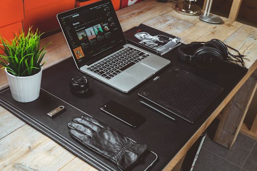 무료 Macbook Pro On Desk 스톡 사진