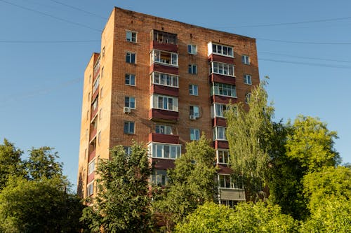 Gratis stockfoto met appartementencomplex, bakstenen gebouw, blauwe lucht