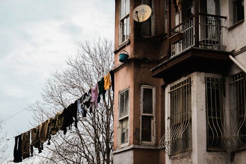 Darmowe zdjęcie z galerii z apartamentowiec, stary, sznur na pranie