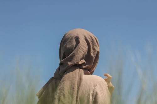 Immagine gratuita di cielo azzurro, foulard, persona