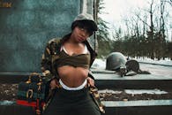 在冬季背景下，一位乌克兰时尚女性自信地摆出姿势