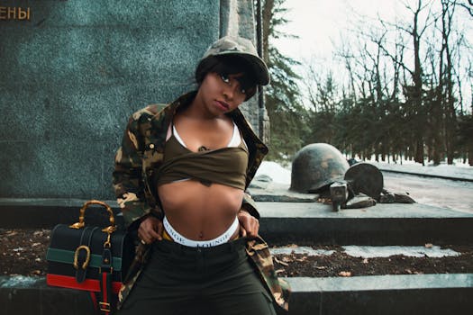 在冬季背景下，一位乌克兰时尚女性自信地摆出姿势