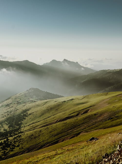 Kostenloses Stock Foto zu blauer himmel, grüne berge, landschaft