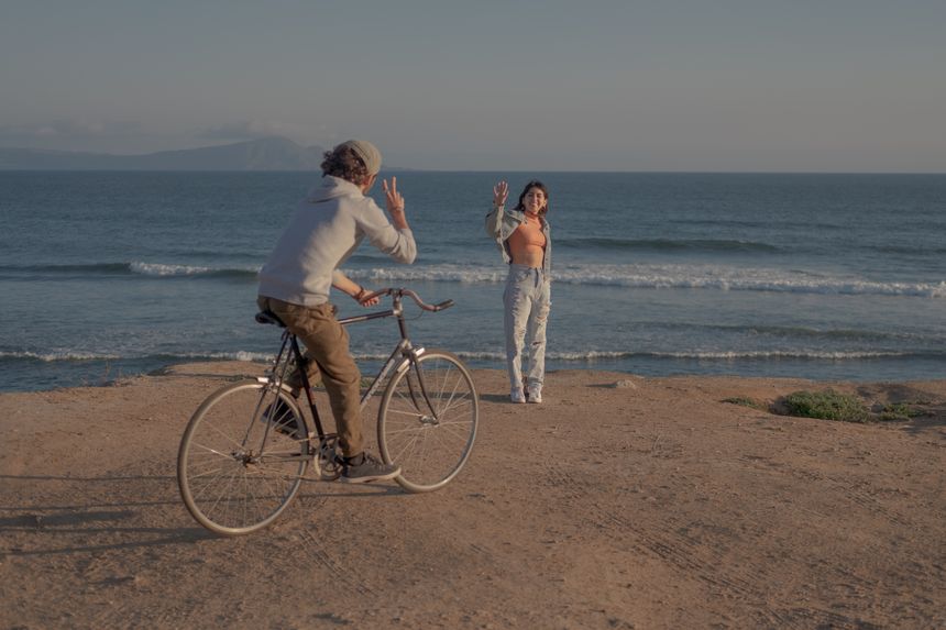 Group riding bicycles along the shoreline — photo by Los Muertos Crew on Pexels