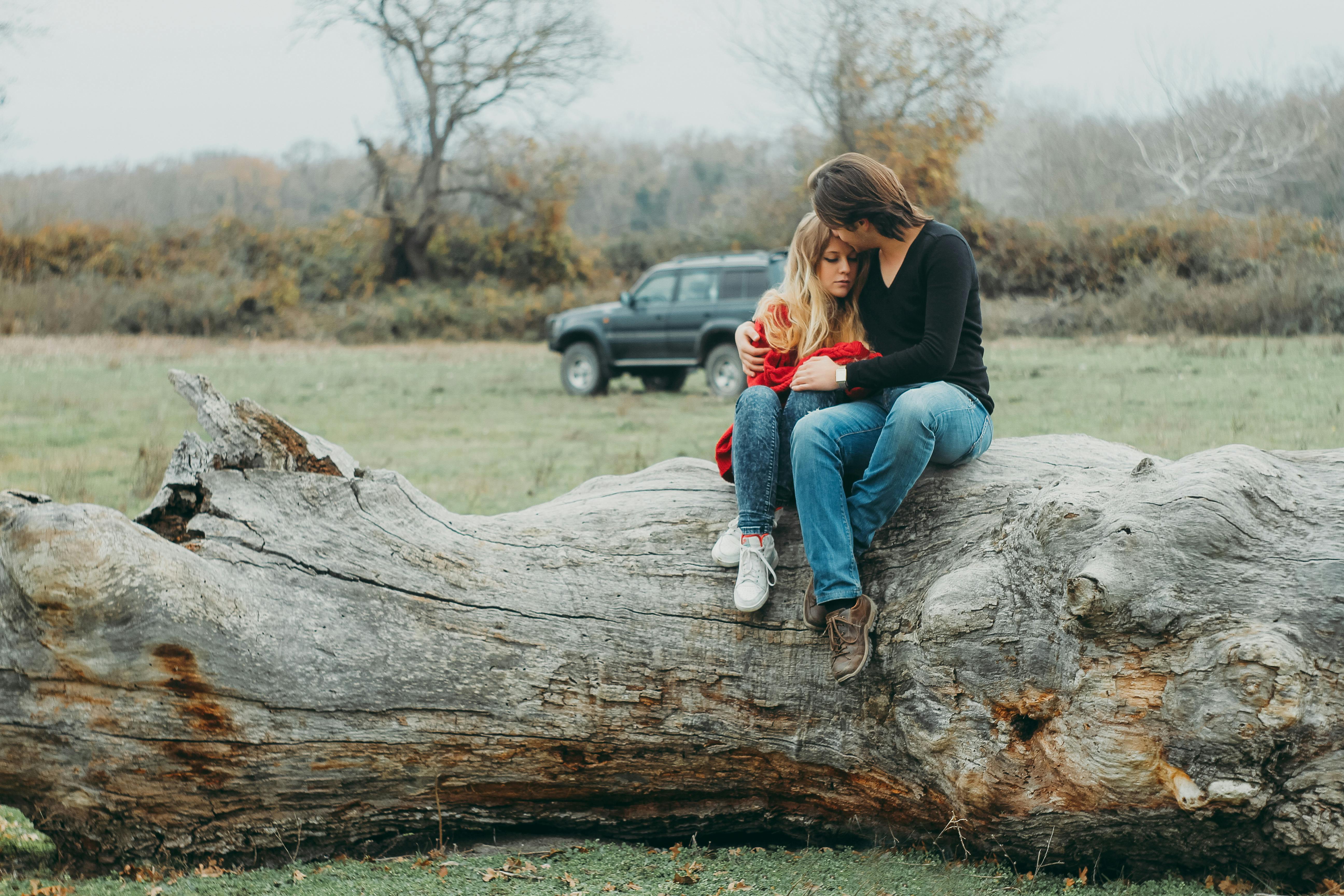 Madre E Hija, Sentado, En, Tronco De árbol · Foto de stock gratuita