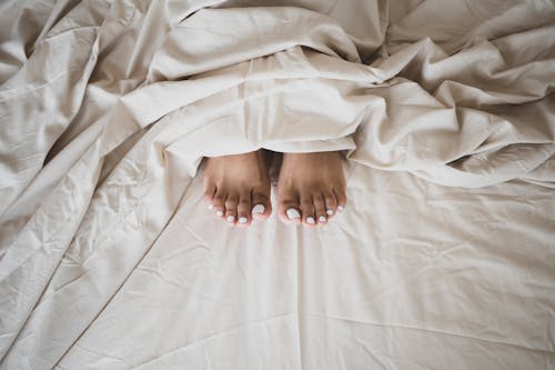 Immagine gratuita di coperta, dita dei piedi, letto