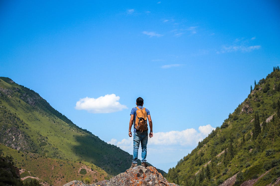 Hombre En La Cima De La Montaña