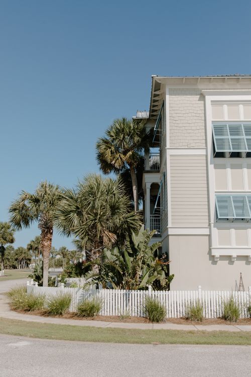 Free Contemporary house with palm trees on a sunny day and bright blue sky. Stock Photo
