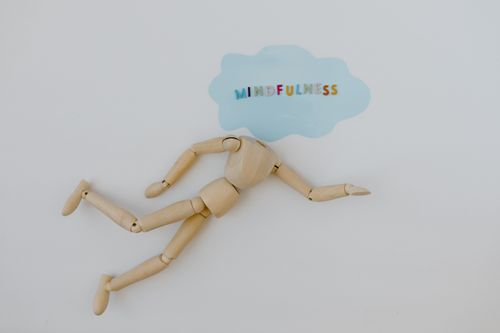 Free Wooden mannequin with speech bubble highlighting mindfulness concept on white background. Stock Photo