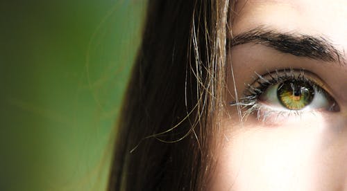 女性の緑色の目のセレクティブフォーカスハーフフェイスクローズアップ写真
