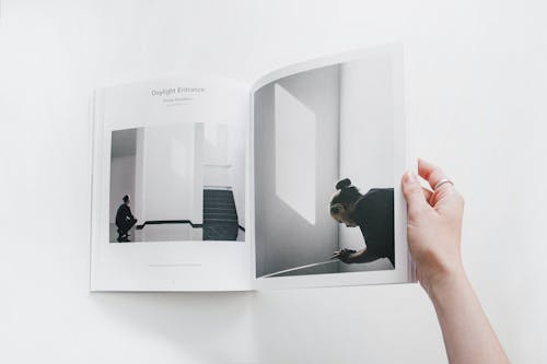 Ingyenes stockfotó kéz, könyv, minimalizmus témában
