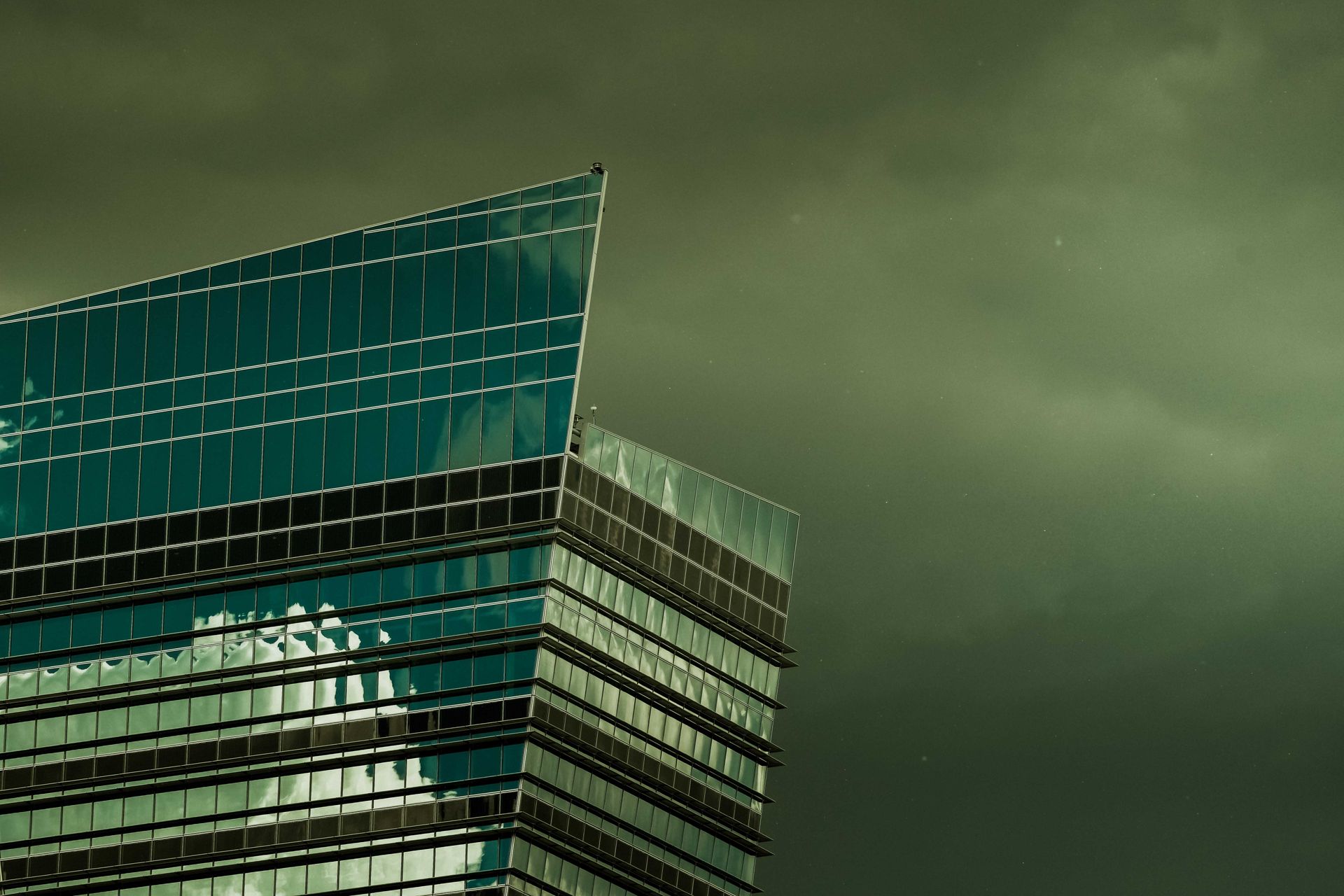 Fachada exterior de un edificio de oficinas moderno bajo cielo nublado