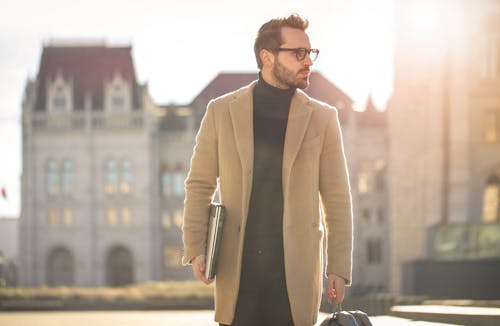 무료 갈색 코트를 입고 남자 스톡 사진