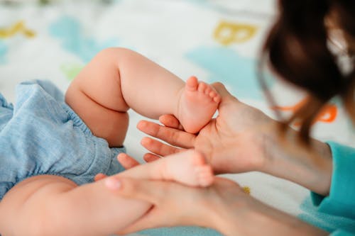 Free Perosn Holding Baby's Feet Stock Photo