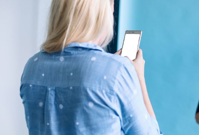 Online dating: starting a conversation on a niche platform