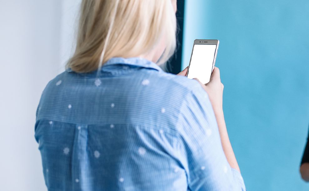 Online dating: starting a conversation on a niche platform