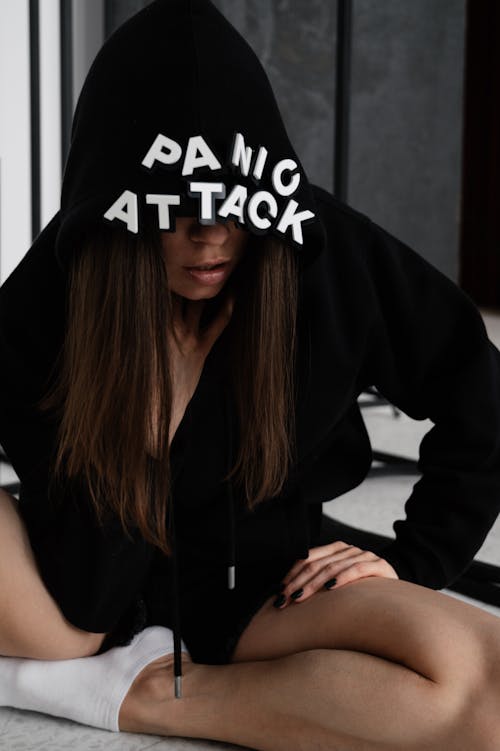 Immagine gratuita di attacco di panico, donna, felpa con cappuccio
