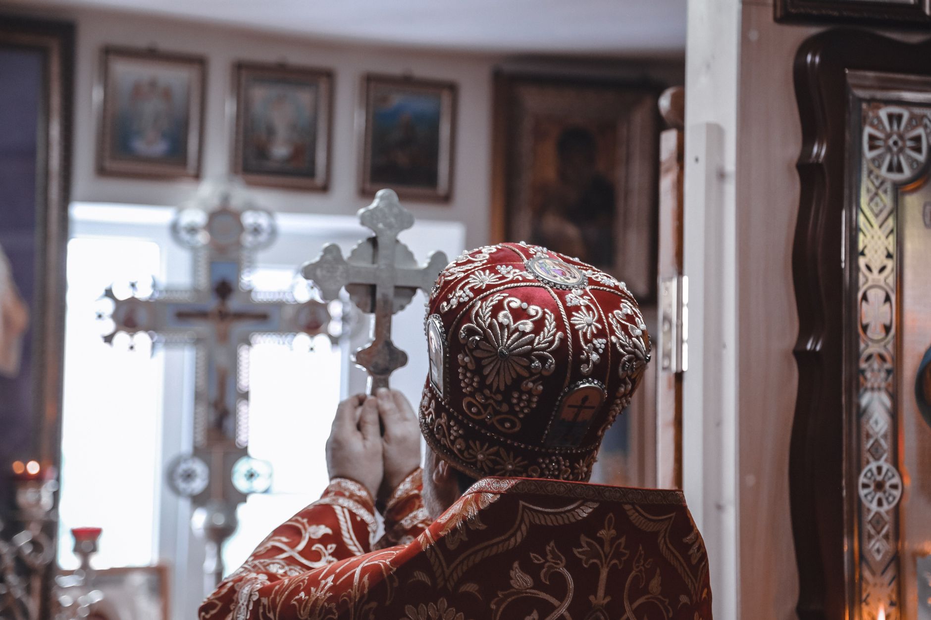 Preotul Călin-Ioan Blaga din Ortelec, onorat de Episcopul Benedict