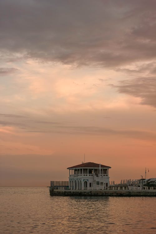 бесплатная Бесплатное стоковое фото с волны, море, облака Стоковое фото