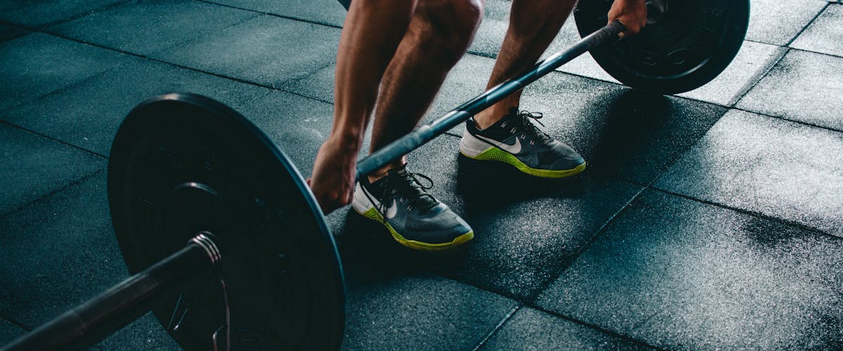 Atleta entrenando en gimnasio funcional para HYROX