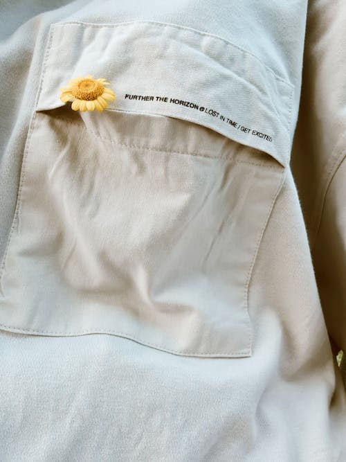 Foto profissional grátis de bolso, de pano, flor amarela