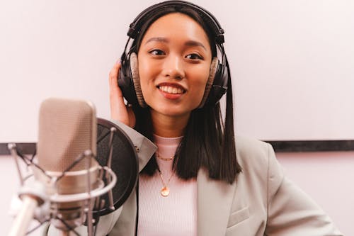 Asyalı kadın, gülümsemek, kulaklıklar içeren Ücretsiz stok fotoğraf