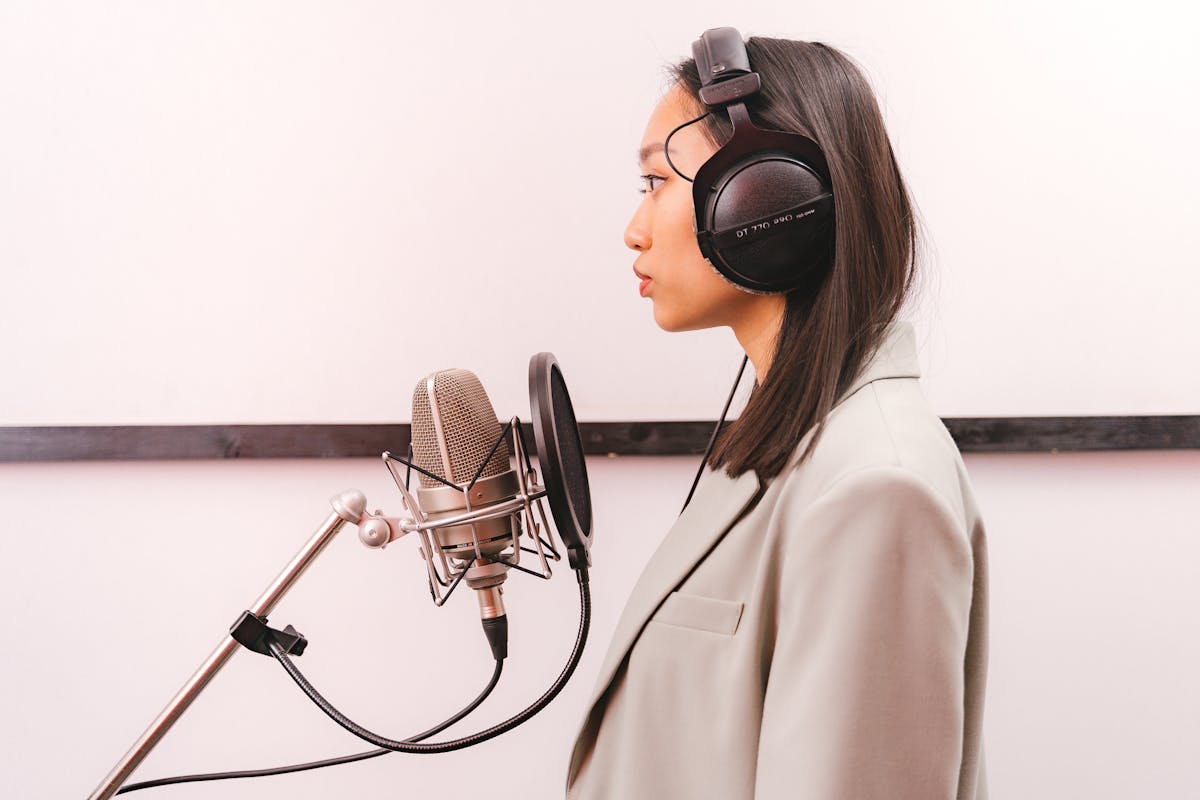 หานักพากย์เสียง