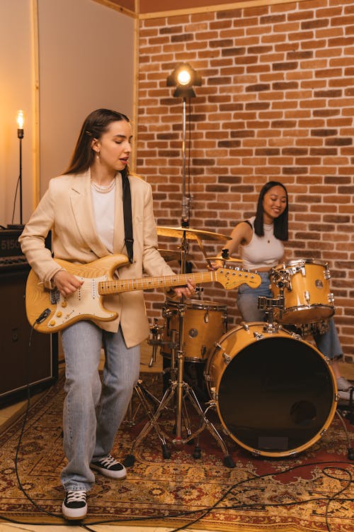 Fotobanka s bezplatnými fotkami na tému bubeník, bubny, gitara