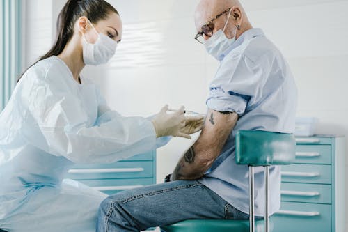 Free A Doctor Injecting a Patient Stock Photo