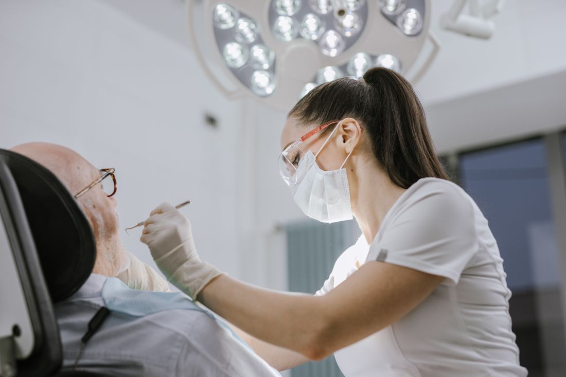 Gydytoja odontologė dirba šiuolaikiniame kabinete