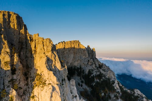 Kostenloses Stock Foto zu felsiger berg, felswand, himmel