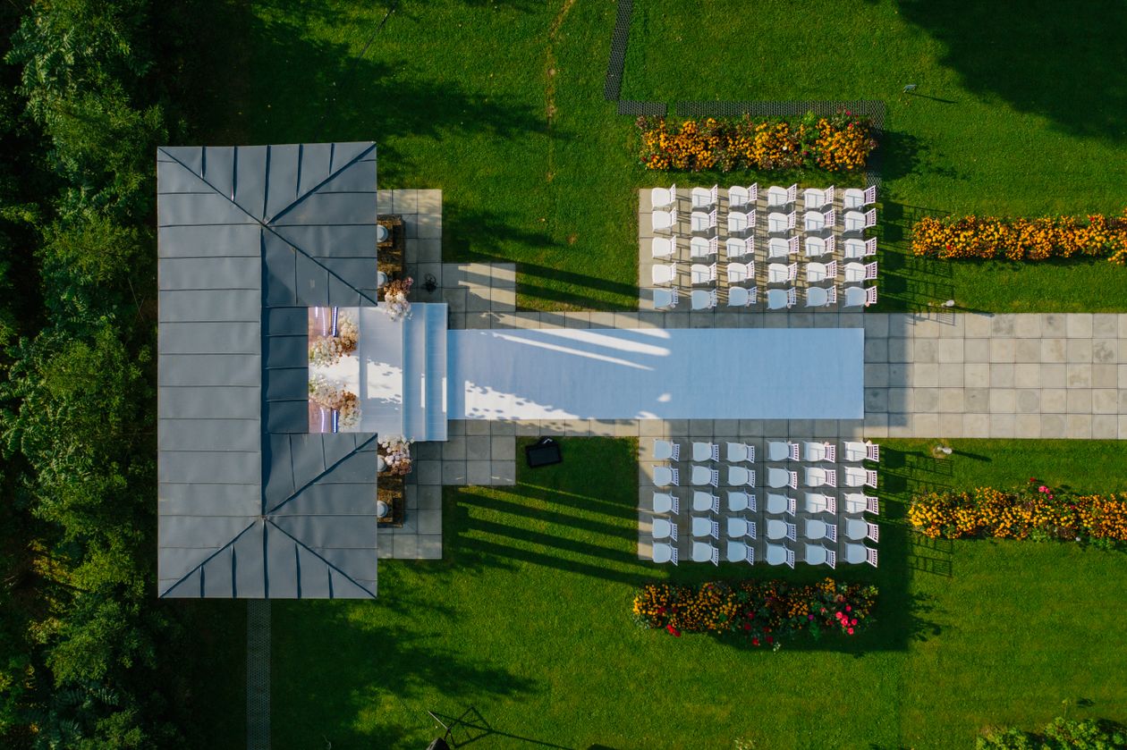 En un jardín conviene medir solo la superficie realmente utilizable. Foto de Mikhail Nilov en Pexels.
