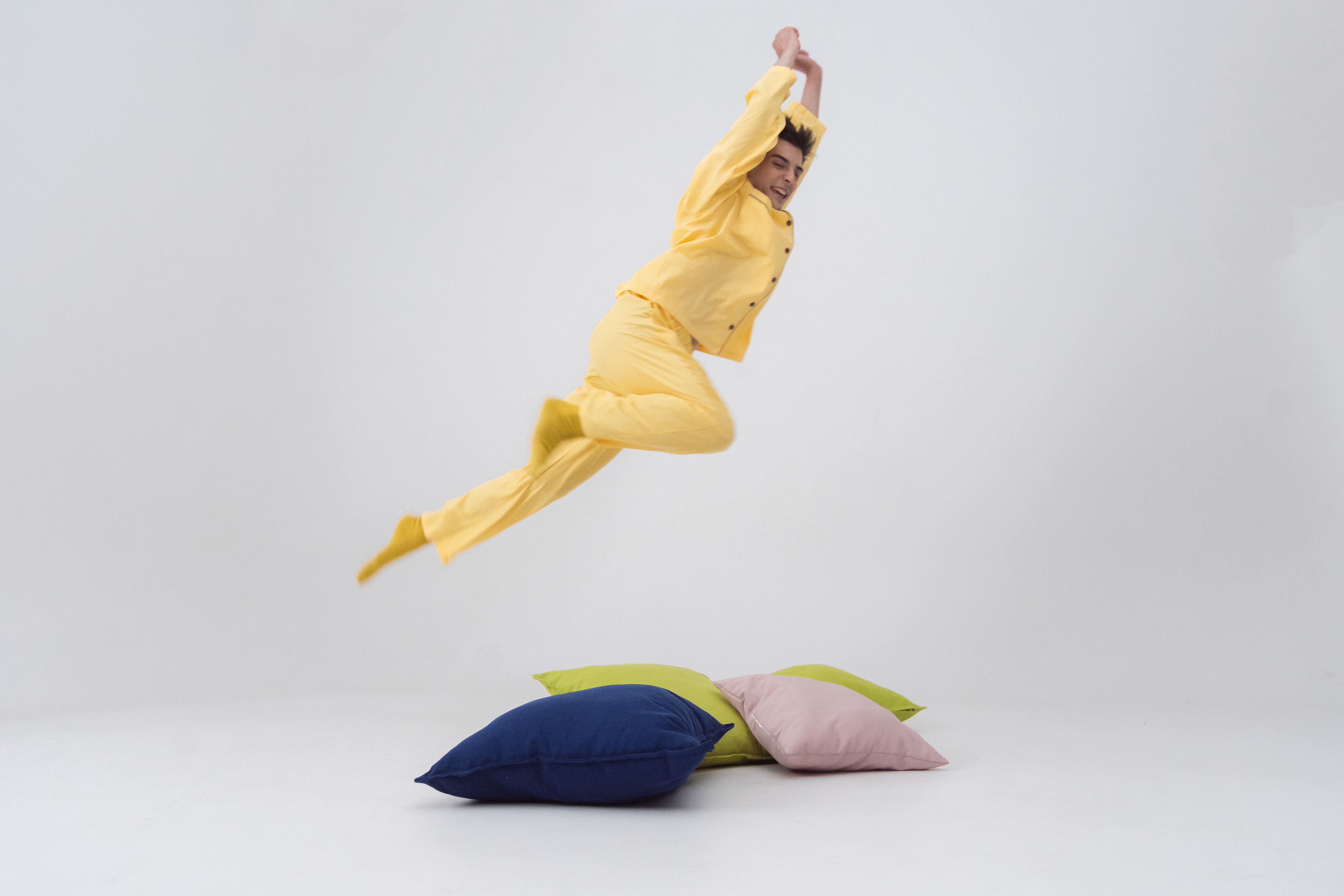 Why do men's pillows turn yellow?
