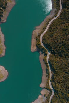 A stunning aerial shot of a calm lake surrounded by lush greenery in Kocaeli, Türkiye.