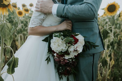 Photos gratuites de bouquet, champ de fleurs, costume