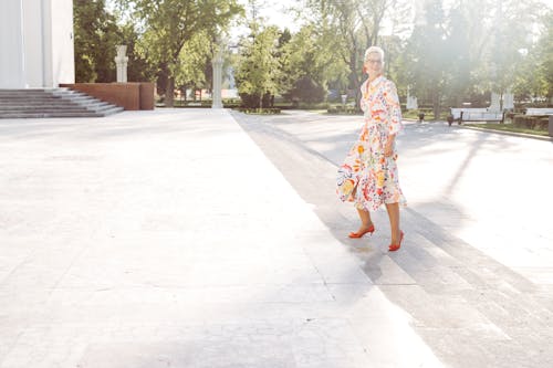 Základová fotografie zdarma na téma babička, kráčí nahoru, móda