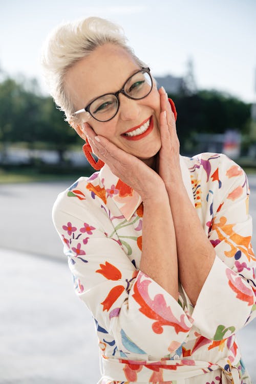 Kostenloses Stock Foto zu brille, frau, fröhlich